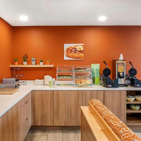 Quality Inn & Suites Cornwall Bagian luar foto