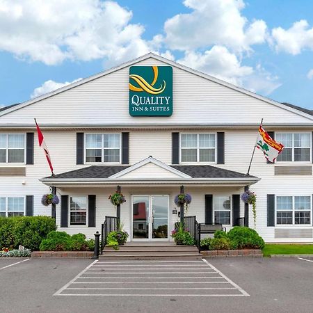 Quality Inn & Suites Cornwall Bagian luar foto