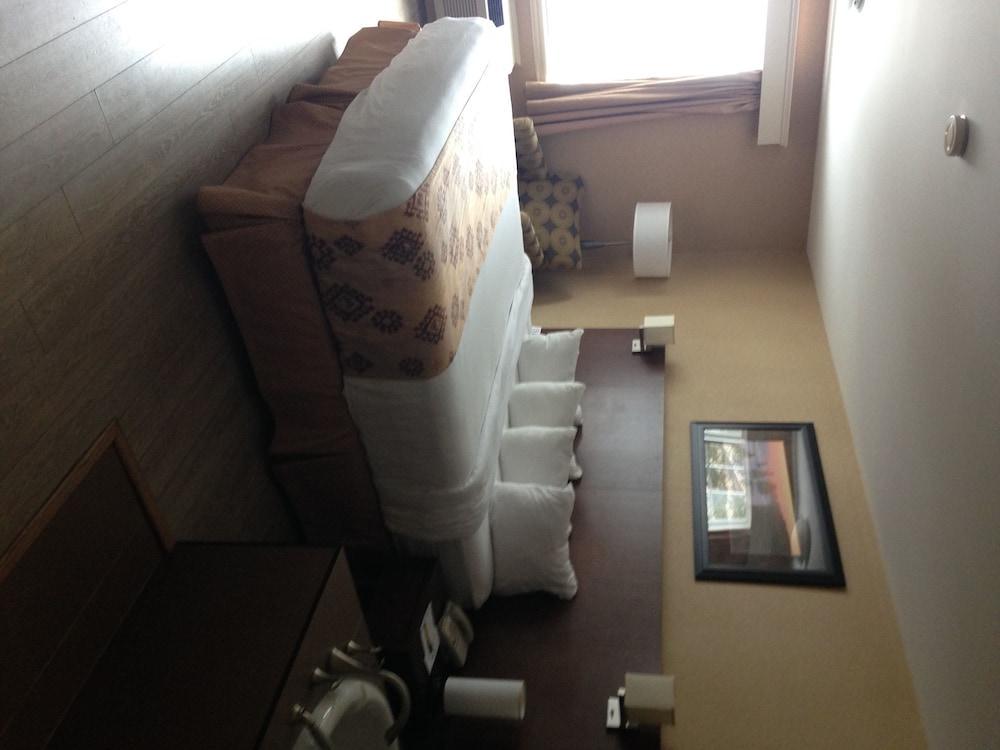 Quality Inn & Suites Cornwall Bagian luar foto