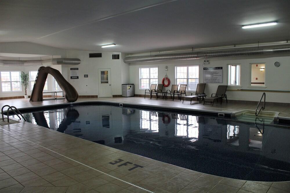 Quality Inn & Suites Cornwall Bagian luar foto