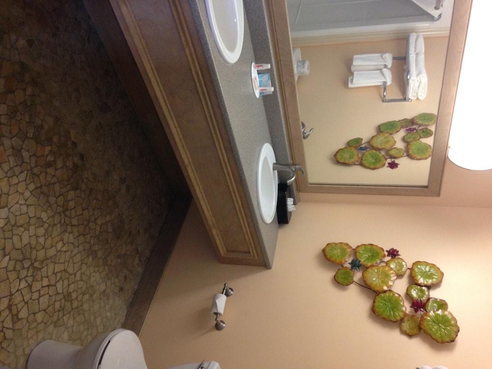 Quality Inn & Suites Cornwall Bagian luar foto
