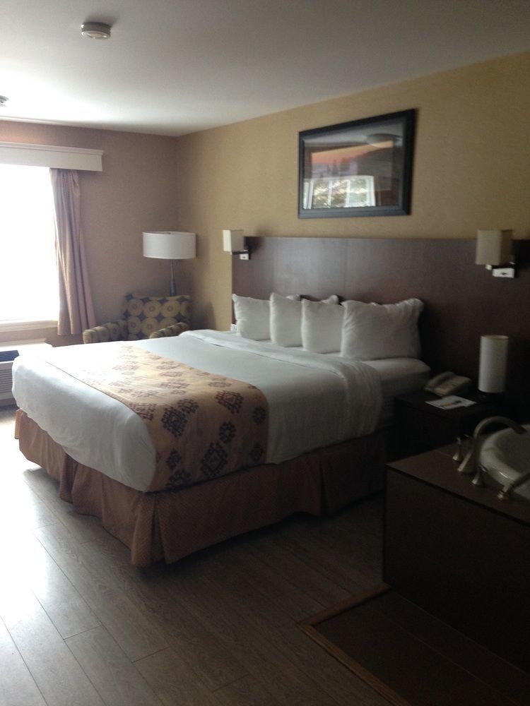 Quality Inn & Suites Cornwall Bagian luar foto