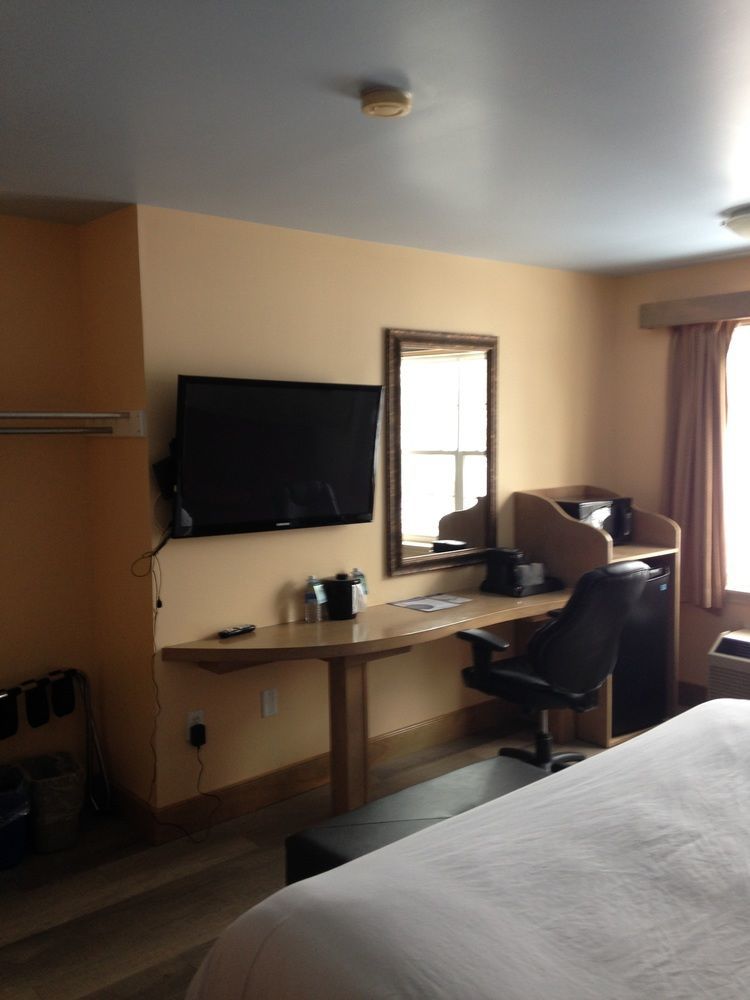 Quality Inn & Suites Cornwall Bagian luar foto