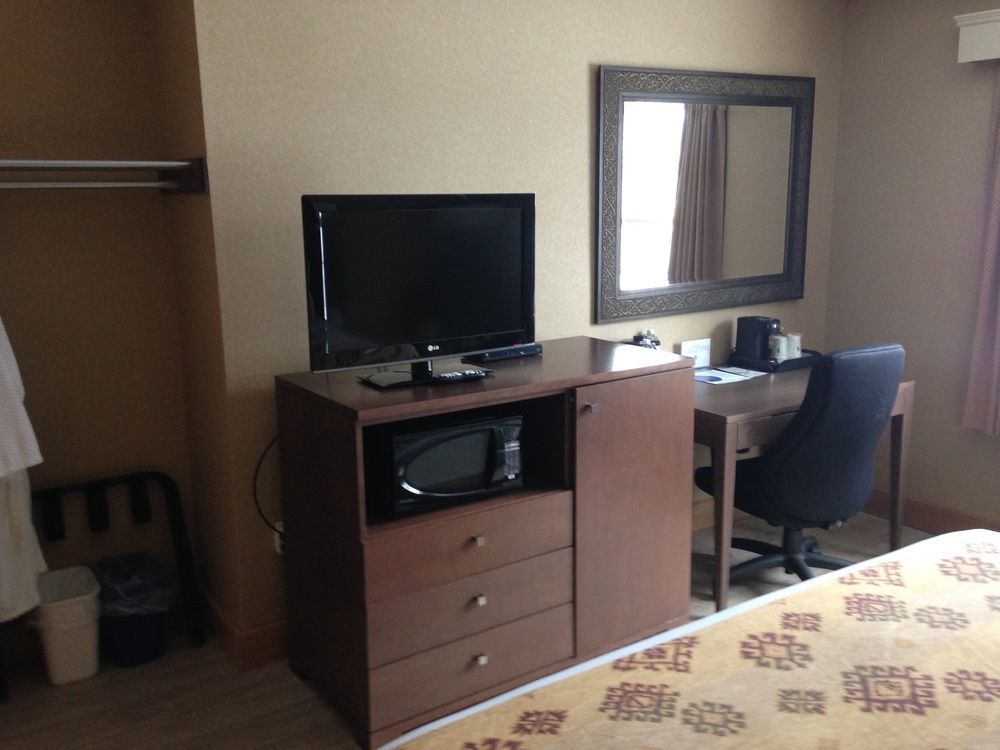 Quality Inn & Suites Cornwall Bagian luar foto