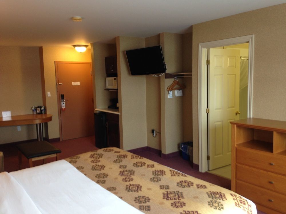 Quality Inn & Suites Cornwall Bagian luar foto
