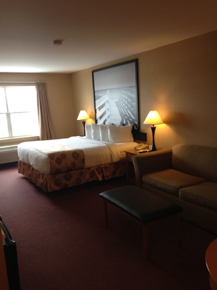 Quality Inn & Suites Cornwall Bagian luar foto