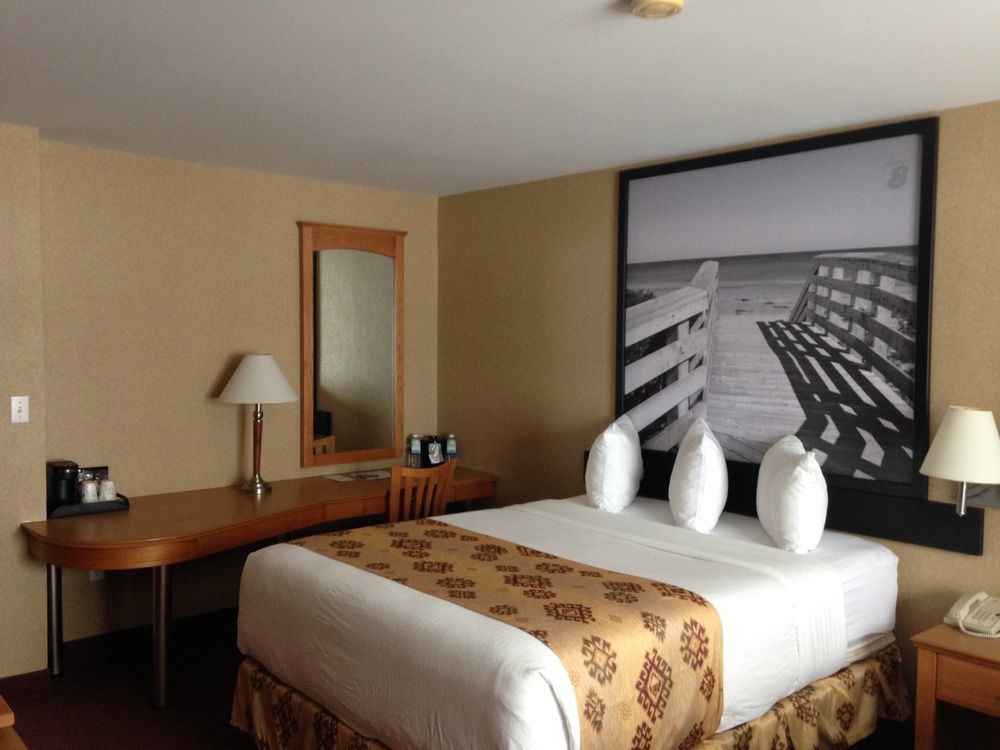 Quality Inn & Suites Cornwall Bagian luar foto