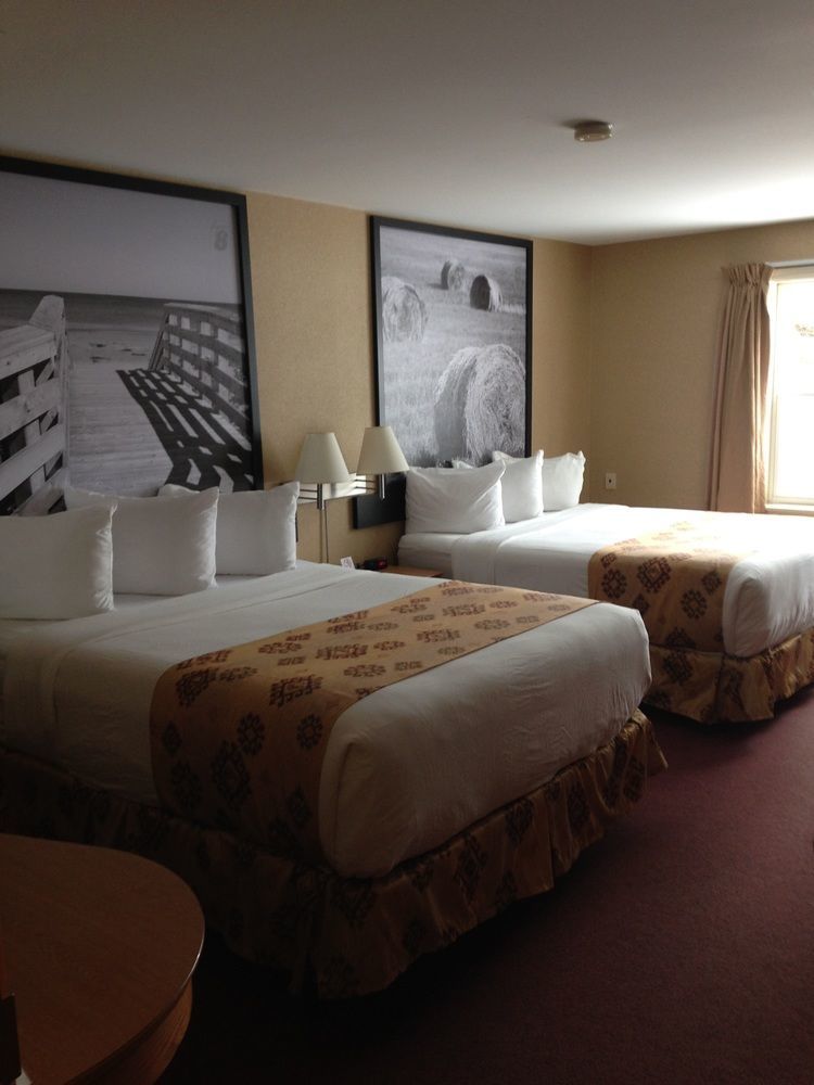 Quality Inn & Suites Cornwall Bagian luar foto