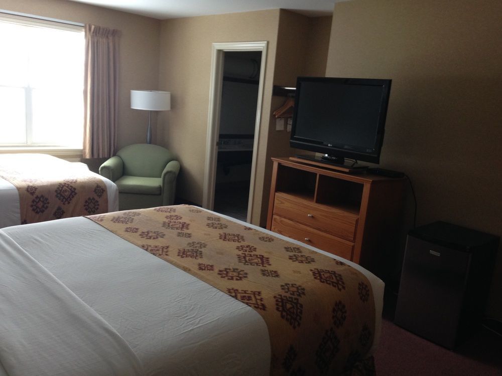 Quality Inn & Suites Cornwall Bagian luar foto