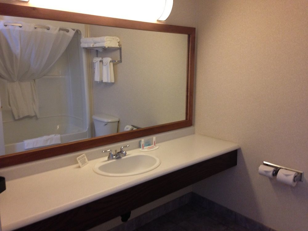 Quality Inn & Suites Cornwall Bagian luar foto