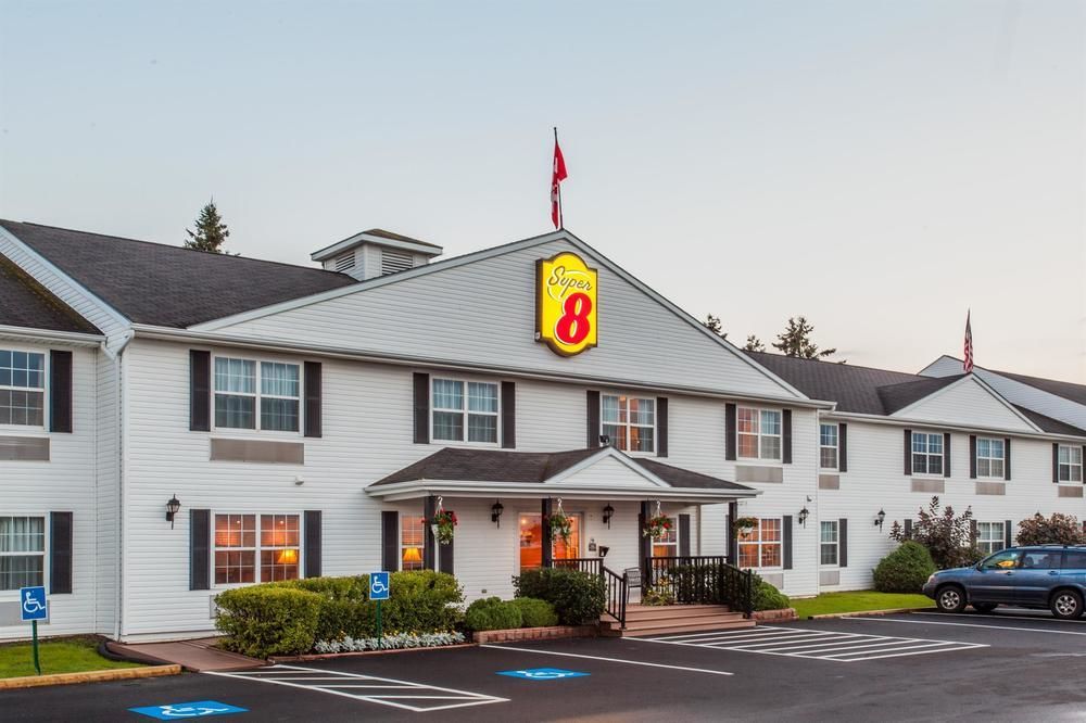 Quality Inn & Suites Cornwall Bagian luar foto