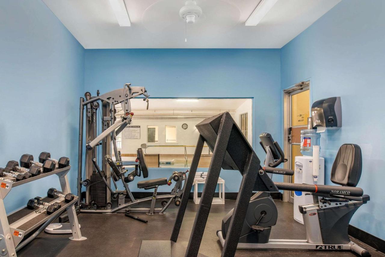 Quality Inn & Suites Cornwall Bagian luar foto