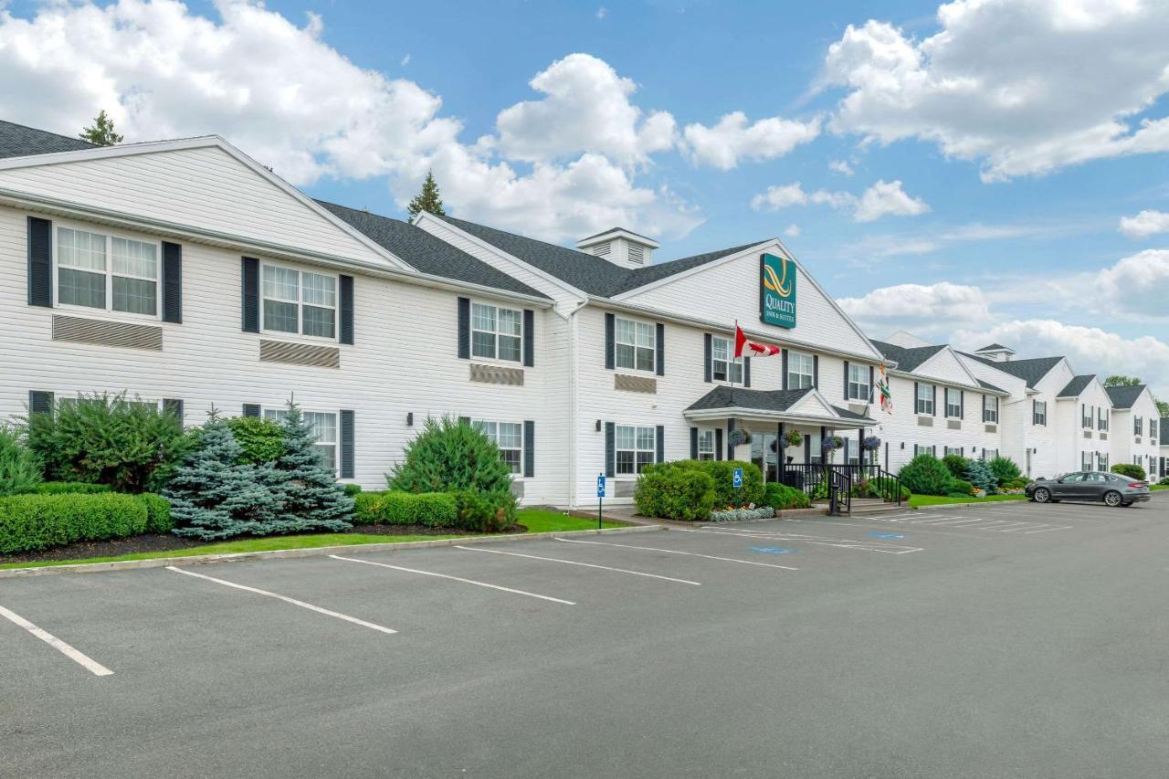 Quality Inn & Suites Cornwall Bagian luar foto