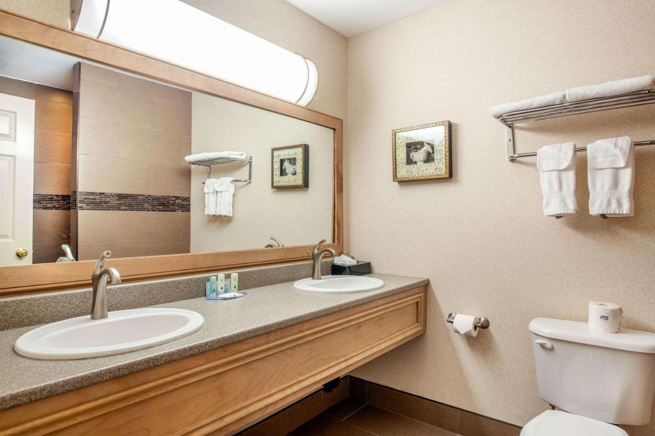 Quality Inn & Suites Cornwall Bagian luar foto