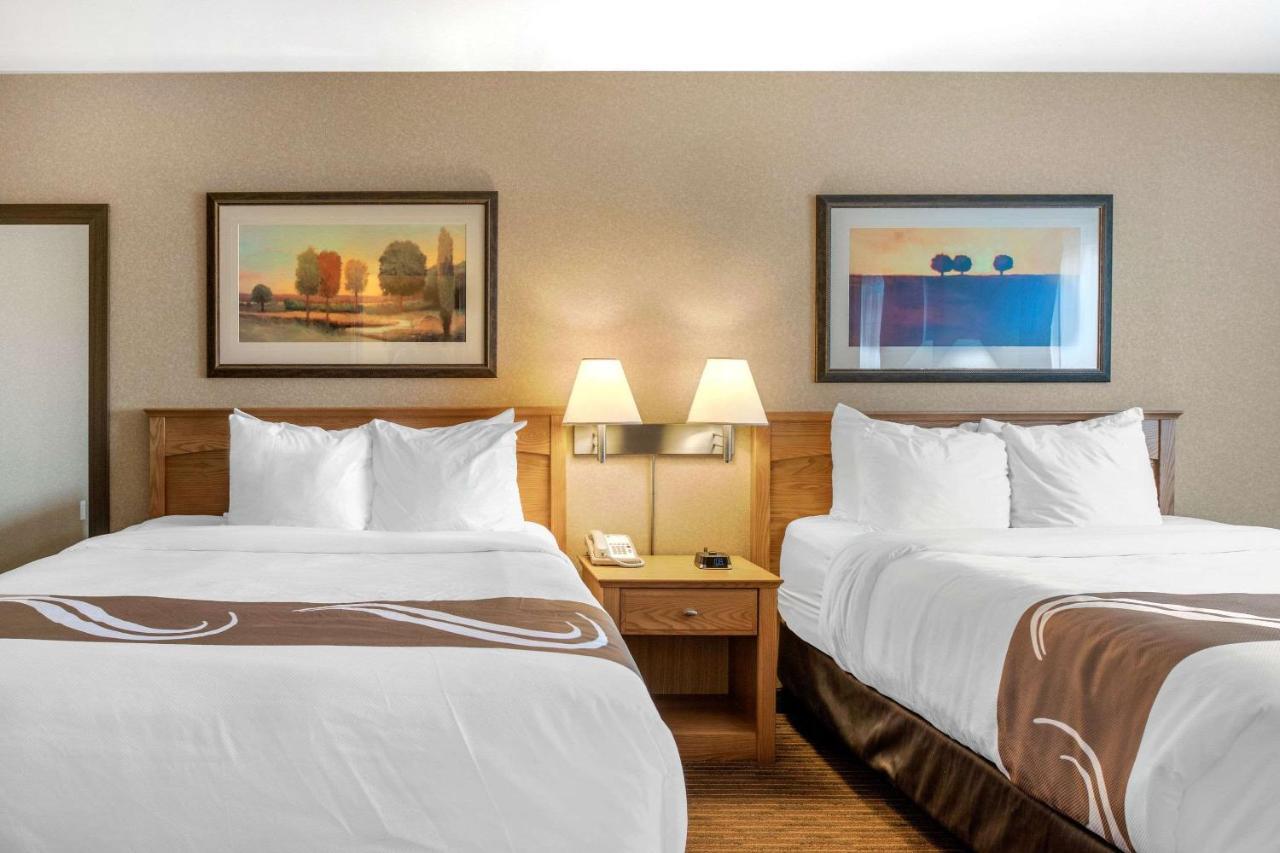 Quality Inn & Suites Cornwall Bagian luar foto