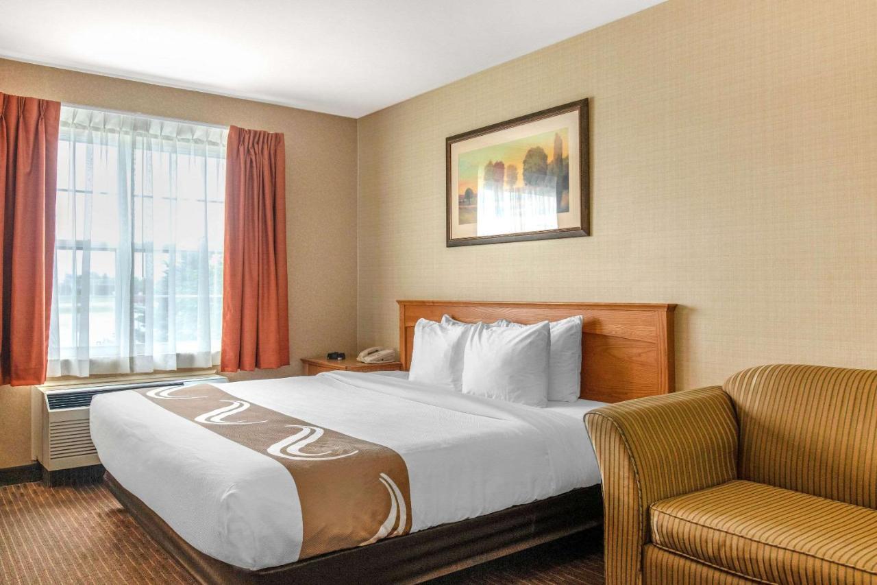Quality Inn & Suites Cornwall Bagian luar foto