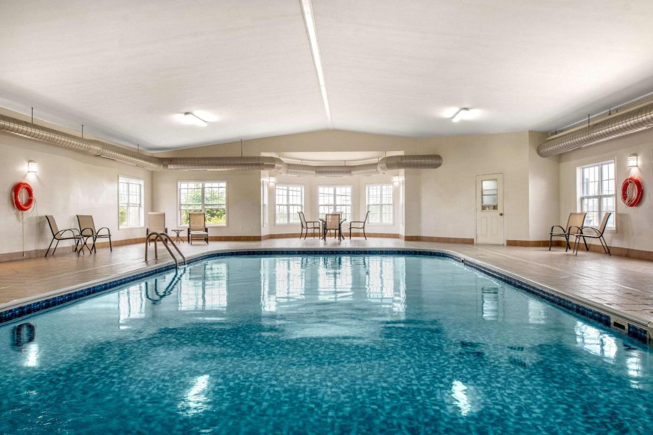 Quality Inn & Suites Cornwall Bagian luar foto