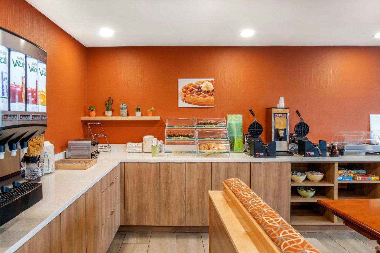 Quality Inn & Suites Cornwall Bagian luar foto
