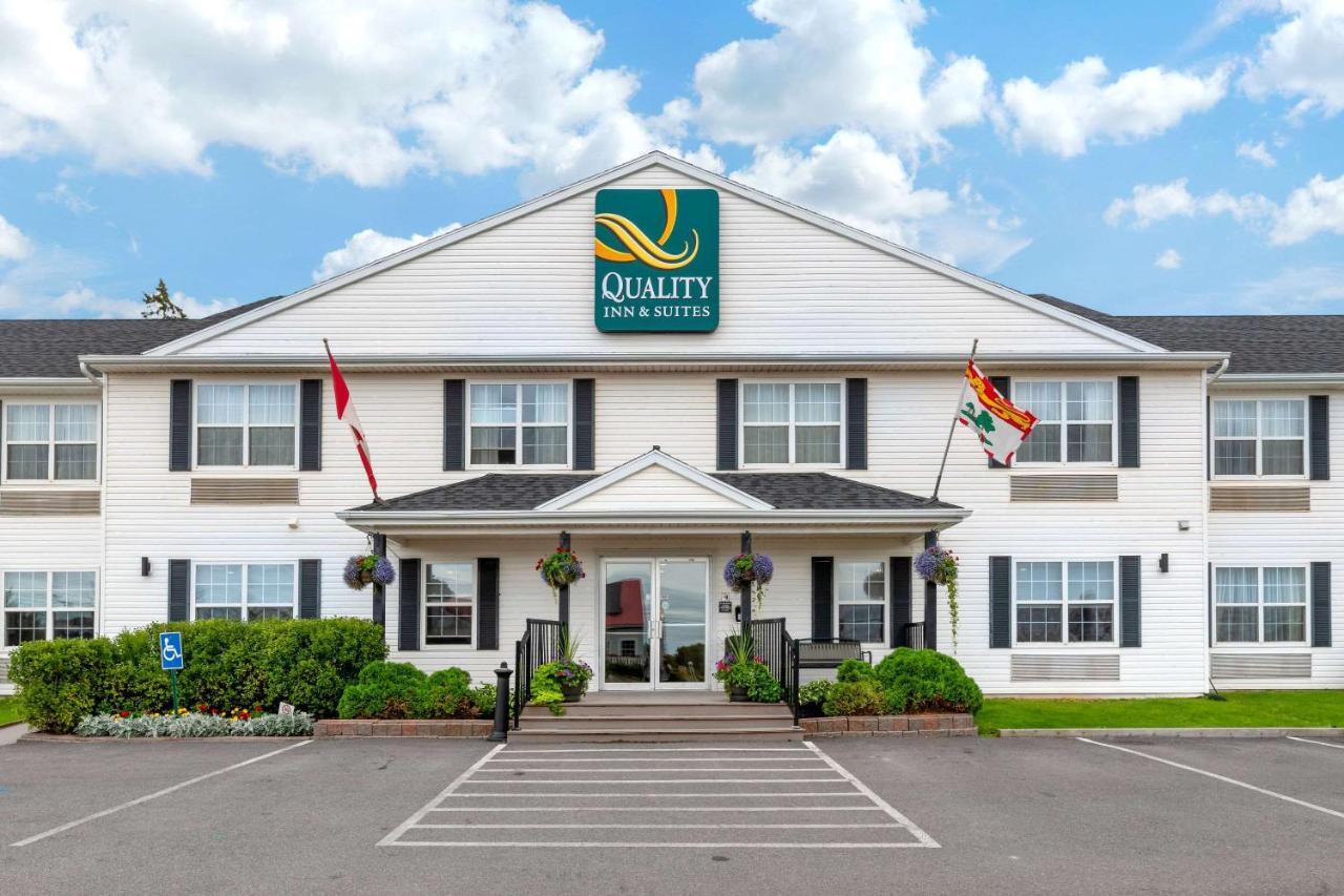 Quality Inn & Suites Cornwall Bagian luar foto