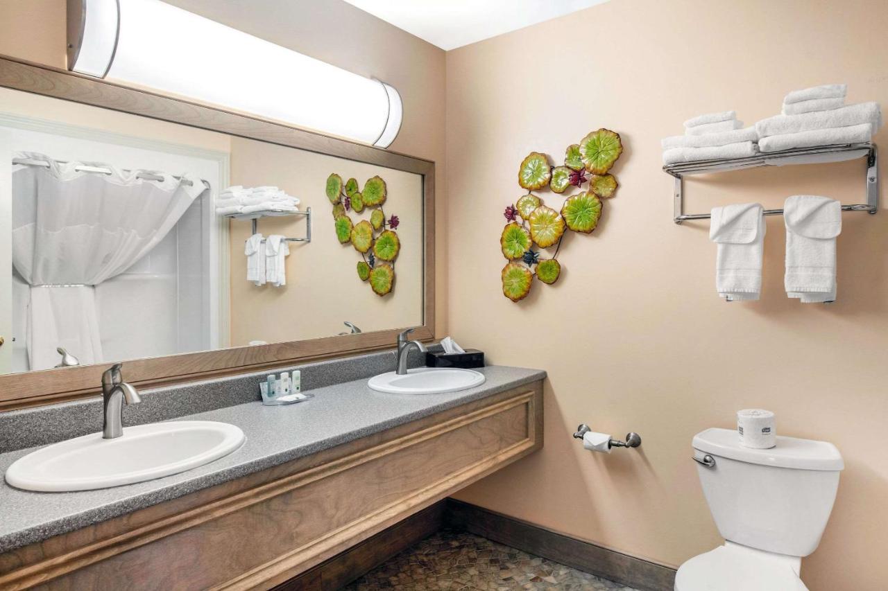 Quality Inn & Suites Cornwall Bagian luar foto