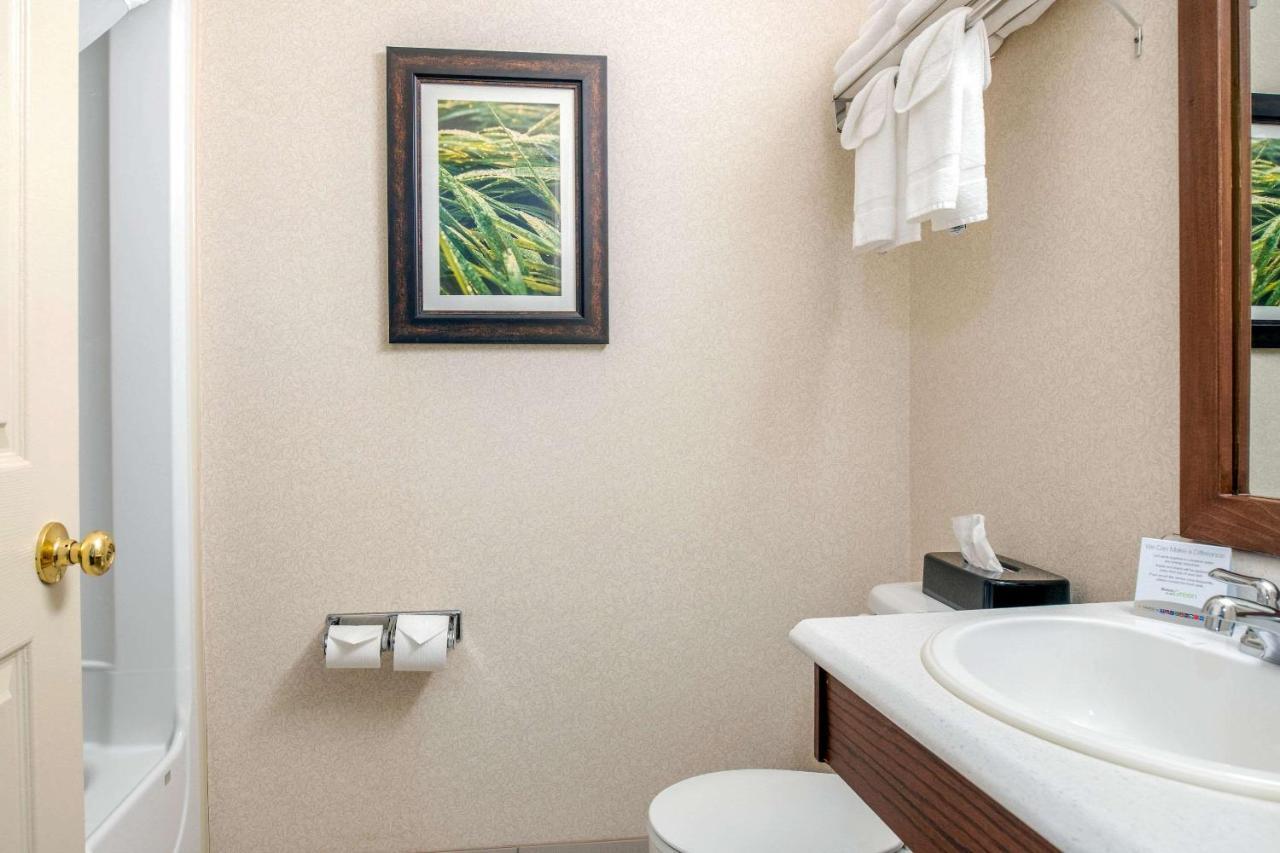 Quality Inn & Suites Cornwall Bagian luar foto