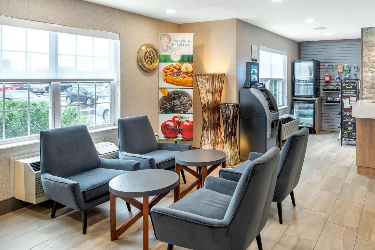 Quality Inn & Suites Cornwall Bagian luar foto