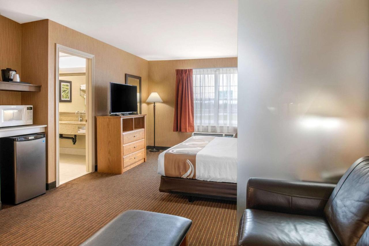 Quality Inn & Suites Cornwall Bagian luar foto