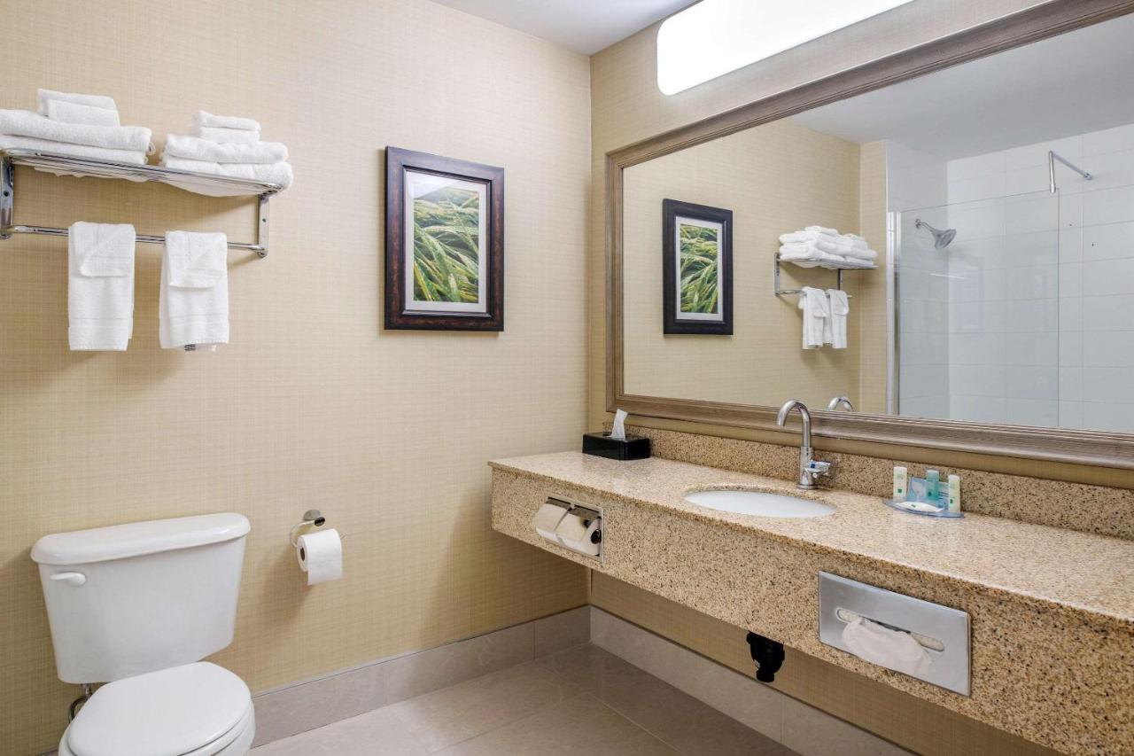 Quality Inn & Suites Cornwall Bagian luar foto