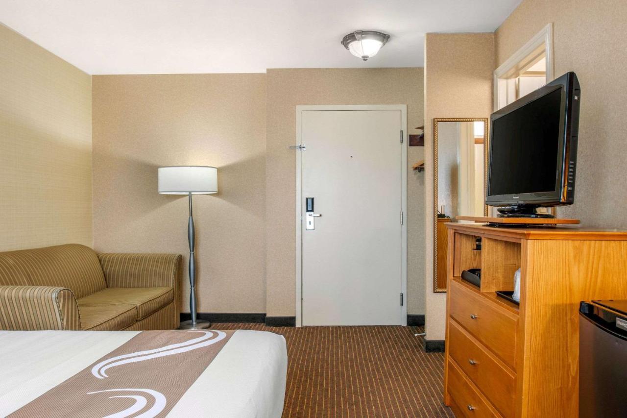 Quality Inn & Suites Cornwall Bagian luar foto