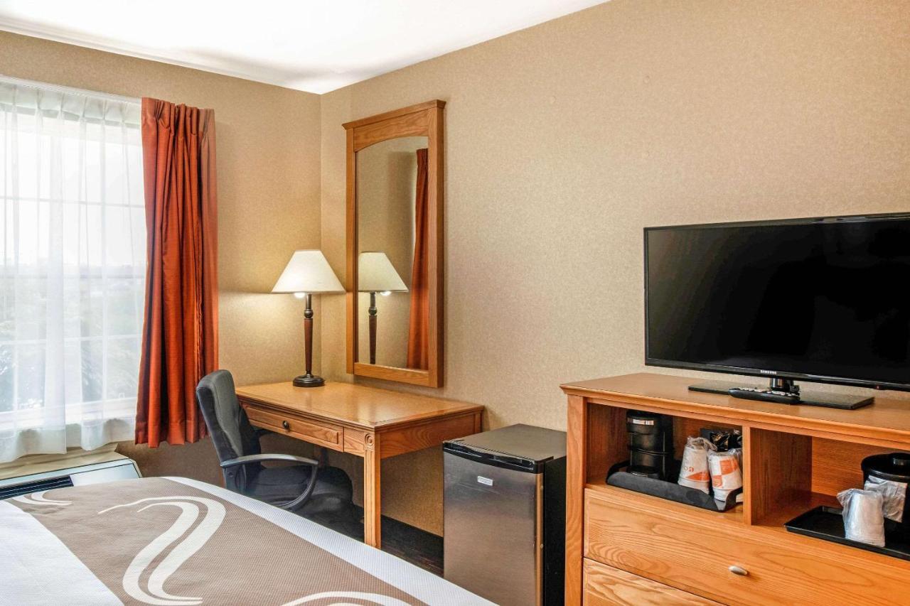 Quality Inn & Suites Cornwall Bagian luar foto