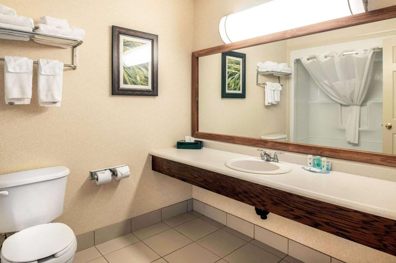 Quality Inn & Suites Cornwall Bagian luar foto