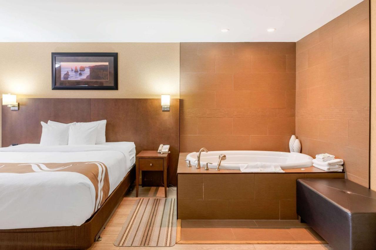 Quality Inn & Suites Cornwall Bagian luar foto