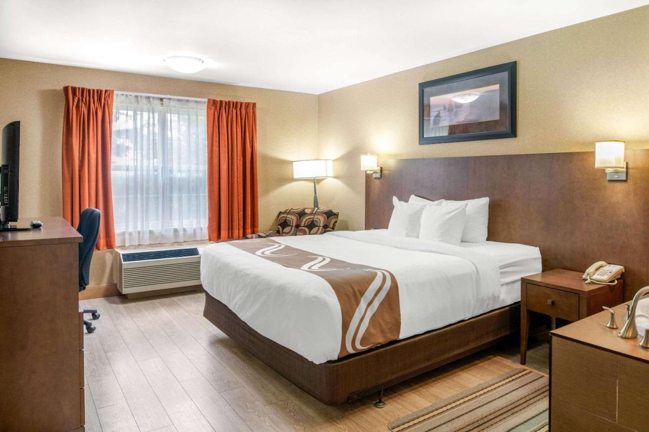 Quality Inn & Suites Cornwall Bagian luar foto
