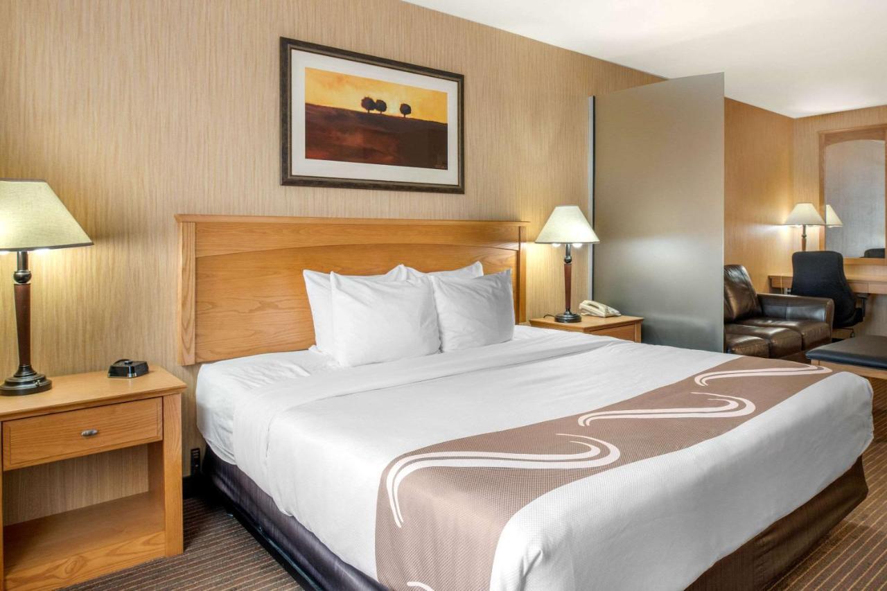 Quality Inn & Suites Cornwall Bagian luar foto
