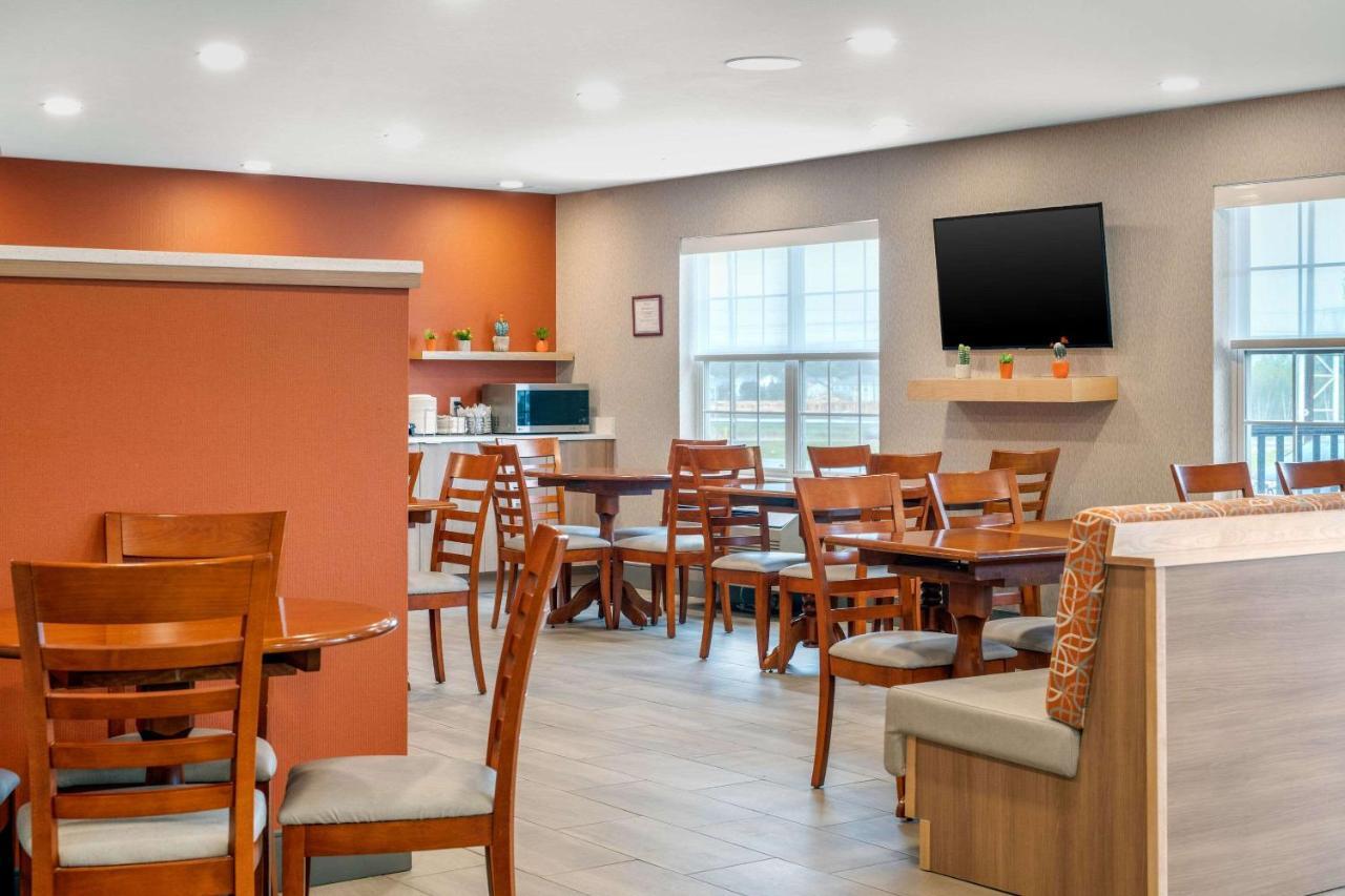 Quality Inn & Suites Cornwall Bagian luar foto